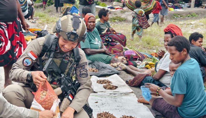 Humanis di Pasar Sinak, Personel Ops Damai Cartenz Berbaur dan Bangun Kepercayaan Warga