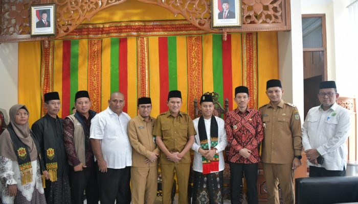 Wagub Aceh Sambut Juara AKSI 2026 Tgk. Habibi An Nawawi dengan Prosesi Adat