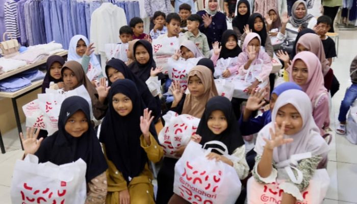 Kak Na Ajak Anak yatim Berbelanja Baju Lebaran di Plaza Aceh