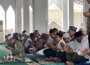 Kebersamaan di Ujung Ramadhan, Wagub Aceh dan Mendagri Salat di Huntara
