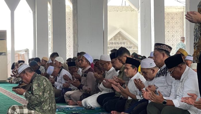 Kebersamaan di Ujung Ramadhan, Wagub Aceh dan Mendagri Salat di Huntara