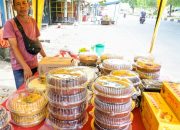 Berkah Idul Fitri, Pedagang Kue di Lambaro Raup Keuntungan