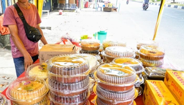 Berkah Idul Fitri, Pedagang Kue di Lambaro Raup Keuntungan