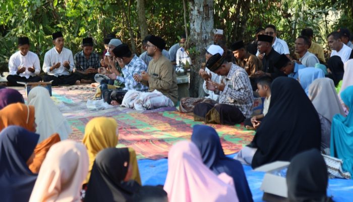 Mudik ke Seunuddon, Kak Na Santuni Anak Yatim dan Ziarah ke Makam Keluarga