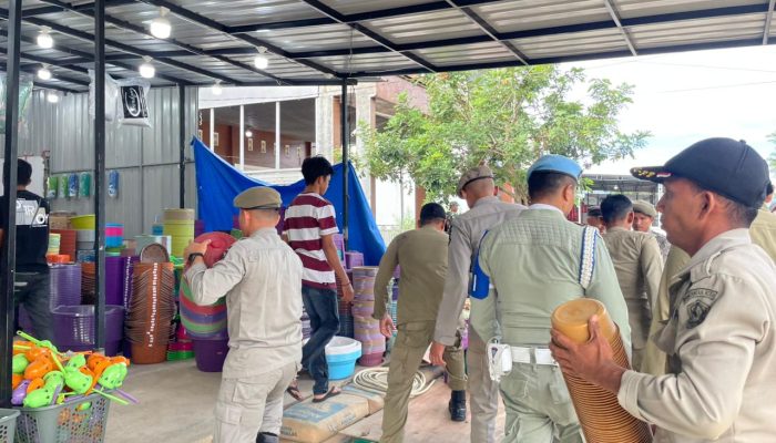 Satpol PP dan WH Aceh Besar Bongkar Kanopi Menjulur ke Jalan di Lambaro
