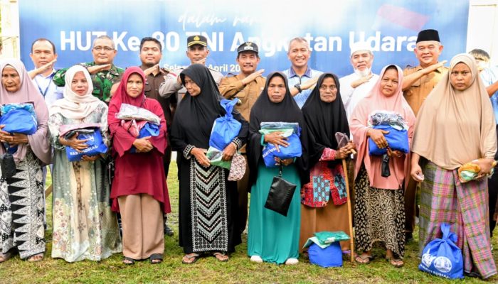 Peringati HUT ke-80 TNI AU, Wabup Aceh Besar Serahkan Bantuan Sosial