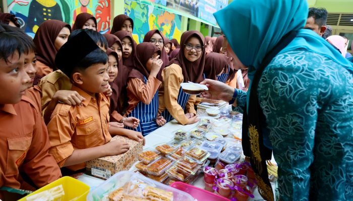 Kampanye Gemarikan, Kak Na Borong Jajanan Sehat di Market Day MIN Model