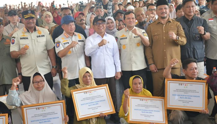 Wagub Aceh bersama Menko PMK dan Mendagri Serahkan Bantuan Rumah Rusak Korban Bencana di Aceh Tamiang