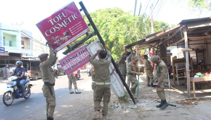 Satpol PP dan WH Aceh Besar Minta Pedagang Tak Lagi Memanjangkan Kanopi