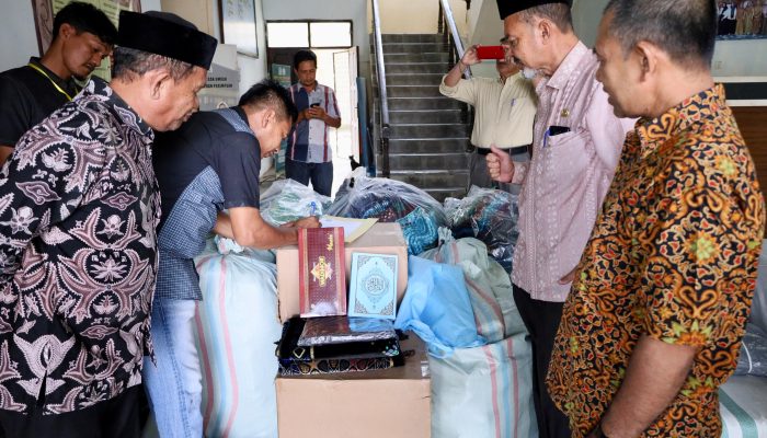 Kemendagri Salurkan Bantuan Perlengkapan Ibadah untuk Korban Banjir di Aceh Barat