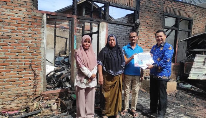 Disdukcapil Banda Aceh Gerak Cepat, Serahkan Dokumen Kependudukan untuk Korban Kebakaran
