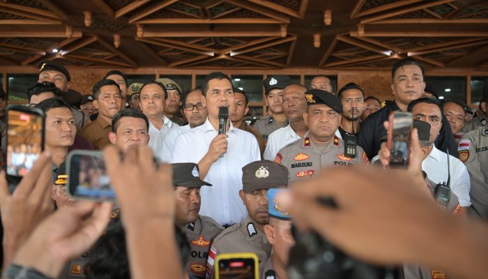 Sekda Aceh Temui Pendemo, Tegaskan Pergub JKA Tak Kurangi Hak Warga Kurang Mampu Berobat