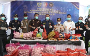 Bareskrim Polri Musnahkan Belasan Ton Bawang Impor Ilegal Jalur Perbatasan Malaysia