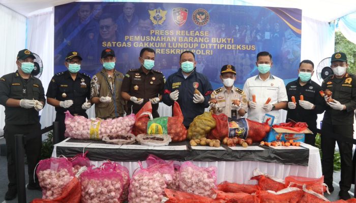 Bareskrim Polri Musnahkan Belasan Ton Bawang Impor Ilegal Jalur Perbatasan Malaysia
