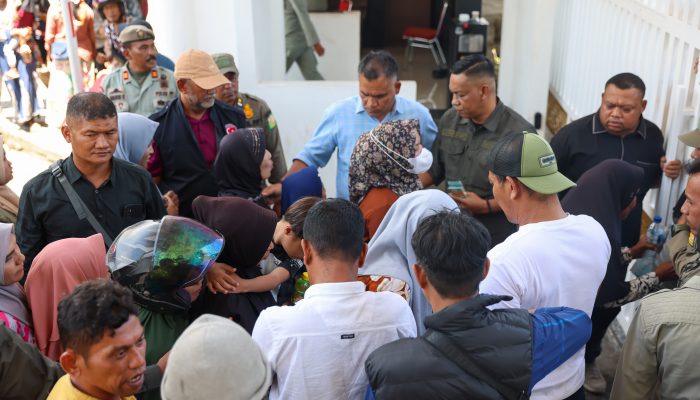 Mualem Bagikan Uang Meugang dari Dana Pribadi, Seribuan Warga Datangi Meuligoe Gubernur Aceh