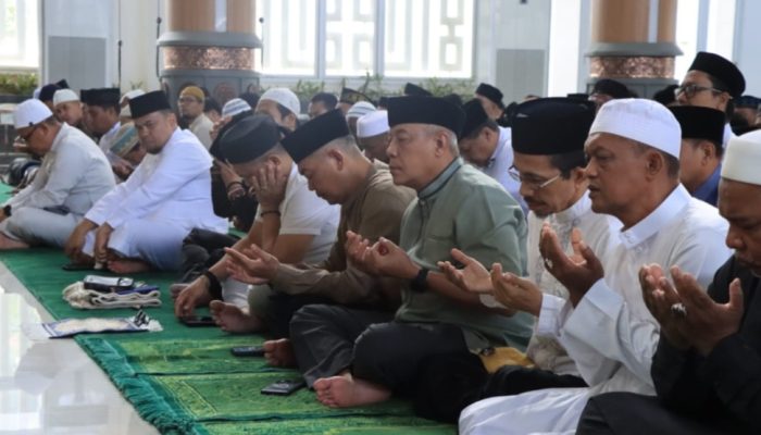 Wakapolda Aceh dan Ratusan Warga Khusyuk Salat Idul Adha di Masjid Babuttaqwa Polda Aceh
