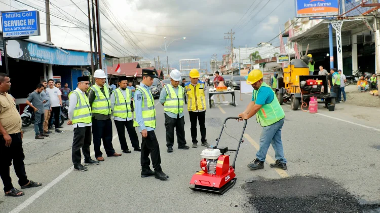 Bupati Aceh Barat Luncurkan AMP Mini untuk Perbaikan Jalan
