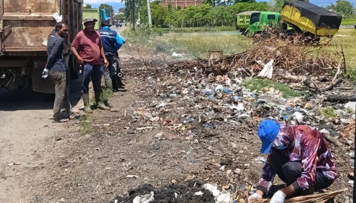 DLH Aceh Besar Tangani Tumpukan Sampah Ilegal di Jalan Blang Bintang Lama