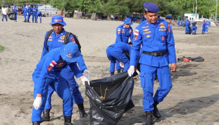 Sambut Hari Bhayangkara ke-80, Ratusan Personel Ditpolairud Polda Aceh Gelar Aksi Bersih Pantai Syiah Kuala