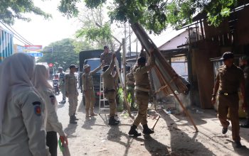 Lagi, Satpol PP dan WH Aceh Besar Tertibkan Bangunan Liar di Baitussalam