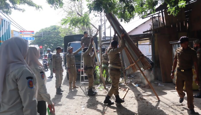 Lagi, Satpol PP dan WH Aceh Besar Tertibkan Bangunan Liar di Baitussalam