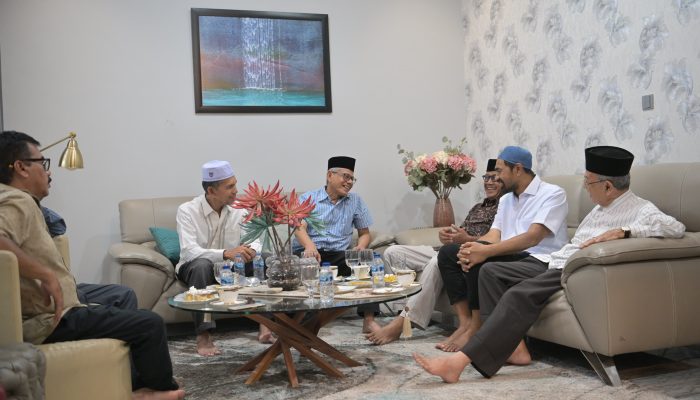 Gubernur Aceh Takziah ke Rumah Duka Mantan Gubernur Aceh dr. Zaini Abdullah