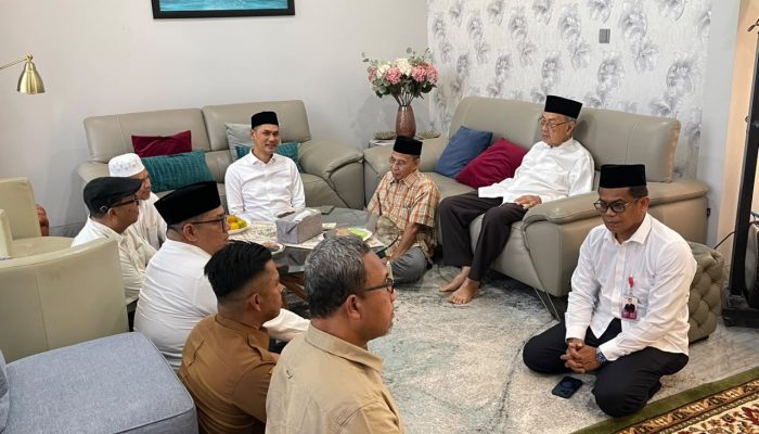 Sekda Aceh dan Pimpinan SKPA Takziah ke Rumah Duka Almarhum dr. Zaini Abdullah
