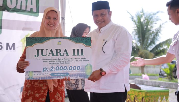 Sekda dan Ketua TP PKK Aceh Besar Serahkan Hadiah Toet Apam dan Bubur Asyura