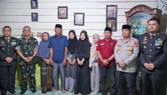Kapolda Aceh dan Pangdam Iskandar Muda Takziah ke Rumah Duka Pratu Galuh Nugraha
