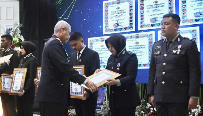 Bekerja Melampaui Tugas Pokok, Dua Personel Bidhumas Polda Aceh Raih Penghargaan Hari Bhayangkara ke-80