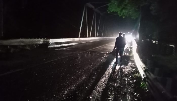 Bahaya Mengintai di Depan Jembatan Ulee Titi Krueng Raba, Lubang Jalan Ancam Keselamatan Pengendara
