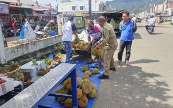 Satpol PP dan WH Aceh Besar Tertibkan PKL di Pasar Ketapang, Kembalikan Fungsi Badan Jalan