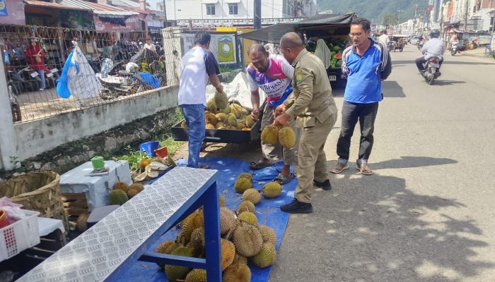 Satpol PP dan WH Aceh Besar Tertibkan PKL di Pasar Ketapang, Kembalikan Fungsi Badan Jalan