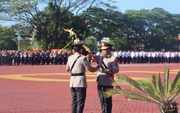Irjen Pol Marzuki Ali Basyah Serahkan Pataka “Machdum Sakti” kepada Kapolda Aceh Irjen Pol. Ruddi Setiawan