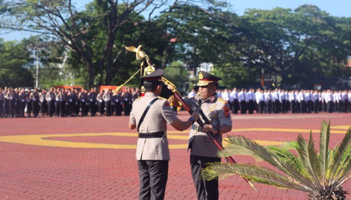 Irjen Pol Marzuki Ali Basyah Serahkan Pataka “Machdum Sakti” kepada Kapolda Aceh Irjen Pol. Ruddi Setiawan
