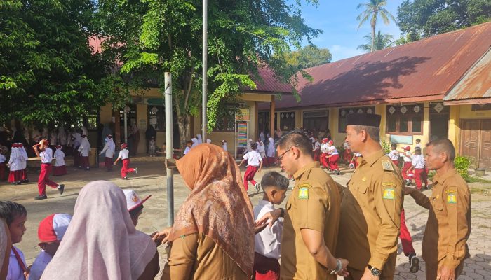 Wakili Bupati, Kasatpol PP dan WH Aceh Besar Suntik Semangat Siswa di Hari Pertama Sekolah