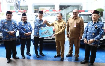 Safrizal ZA Apresiasi Bantuan Ambulans DPN KORPRI untuk Tiga Kabupaten di Aceh