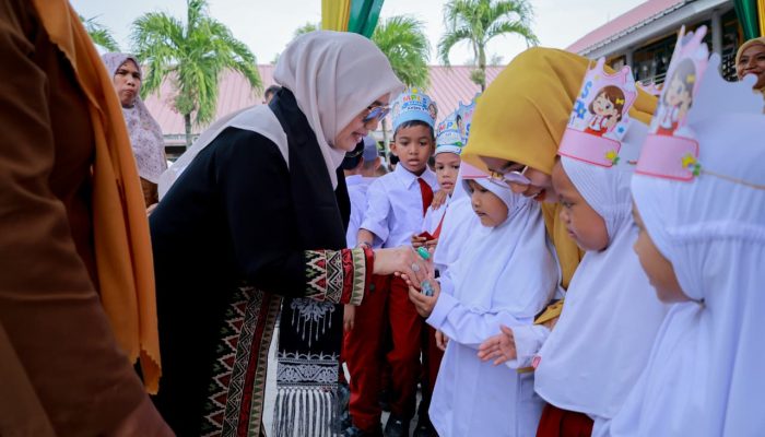 Ketua Pokja Bunda PAUD Aceh Besar Peusijuek Murid Baru dan Motivasi Siswa di Krueng Barona Jaya