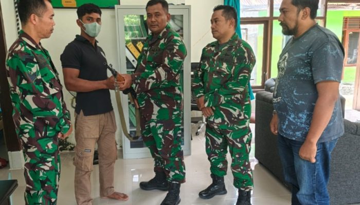 Warga Serahkan Senjata Api Rakitan ke Koramil 09/Ulee Kareng, Bukti Kepercayaan kepada Babinsa