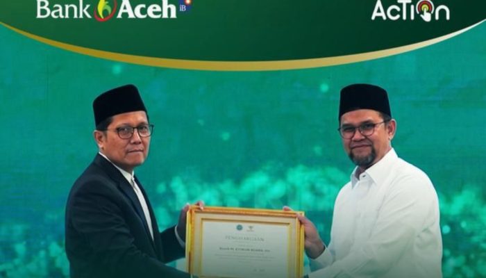 Ketua DPS Bank Aceh Syariah Raih Anugerah Kepatuhan Zakat Berdampak dari BAZNAS dan DSN-MUI