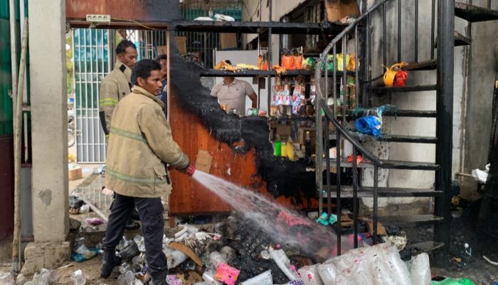 Respons Cepat Damkar BPBD Aceh Besar Padamkan Kebakaran Toko Plastik di Sukamakmur