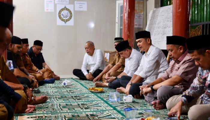 Sekda Aceh Takziah ke Rumah Duka Ibunda Pemimpin Redaksi Serambi Indonesia di Sigli