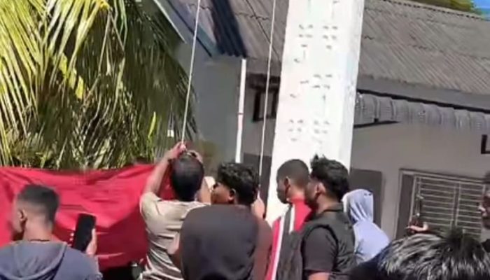 Ratusan Massa Terobos Pendopo Gubernur Aceh, Kibarkan Bendera Bulan Bintang