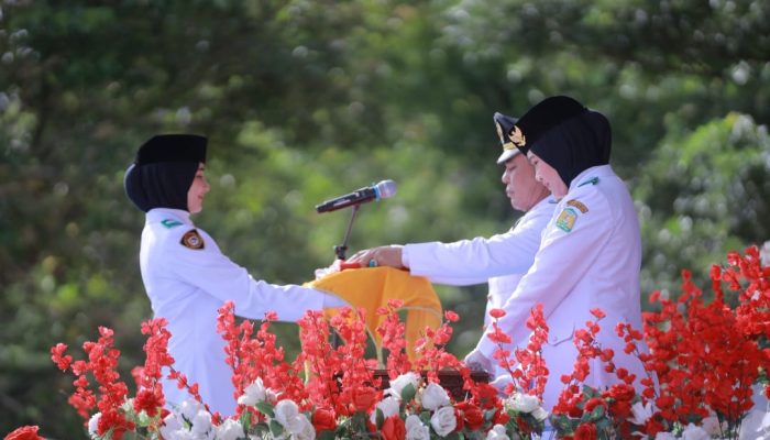 Cut Nadhifa Alisha, Siswi SMA Negeri 1 Kota Jantho Dipercaya Membawa Baki Bendera Merah Putih