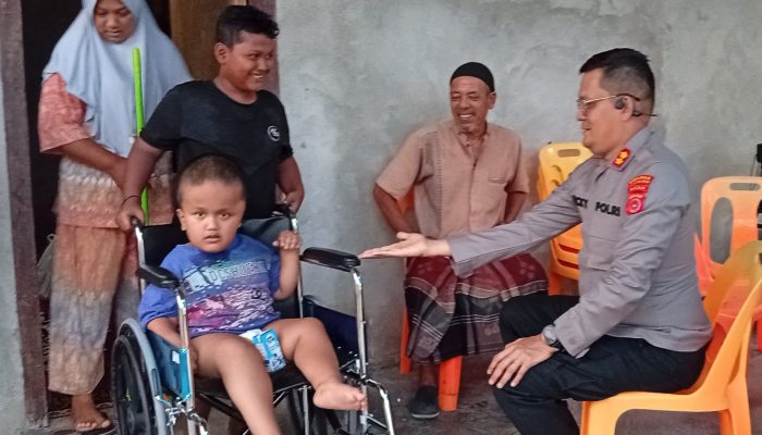 Kapolres Aceh Selatan Bantu Kursi Roda untuk Ikram, Anak Disabilitas di Sawang