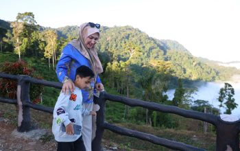 Saat Kak Ana Menikmati Panorama Negeri di Atas Awan Kilonam Geumpang