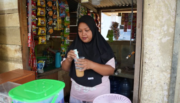 Bangkit dari Puing Bencana, Usaha Mikro Mayasari Tuai Pujian Ketua Satgas PRR Aceh