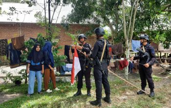 Polda Aceh Bagikan Bendera Merah Putih untuk Masyarakat