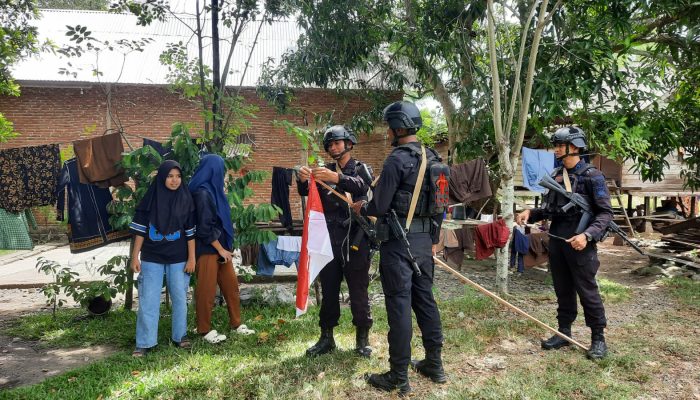 Polda Aceh Bagikan Bendera Merah Putih untuk Masyarakat