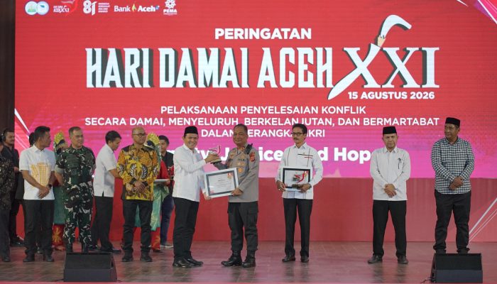 Kapolda Aceh Terima Penghargaan Gubernur pada Opening Ceremony HDA ke-21